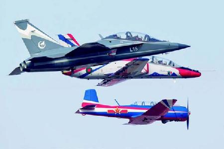 三機編隊飛行。