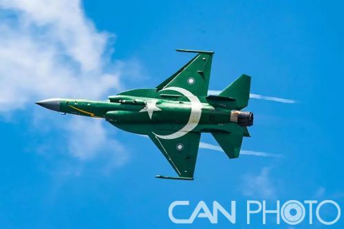 ?&ldquo;梟龍&rdquo;戰(zhàn)機(jī)在航展現(xiàn)場進(jìn)行飛行表演