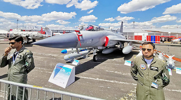 “梟龍”戰機 岳書華攝