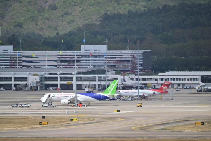 剛剛國產大飛機c919及支線客機ARJ21飛抵三亞，稍后，將從三亞啟程飛往新加坡，參加新加坡航展 攝影曹楠 (2)