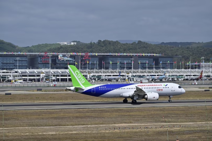 剛剛國產大飛機c919及支線客機ARJ21飛抵三亞，稍后，將從三亞啟程飛往新加坡，參加新加坡航展 攝影曹楠 (5)