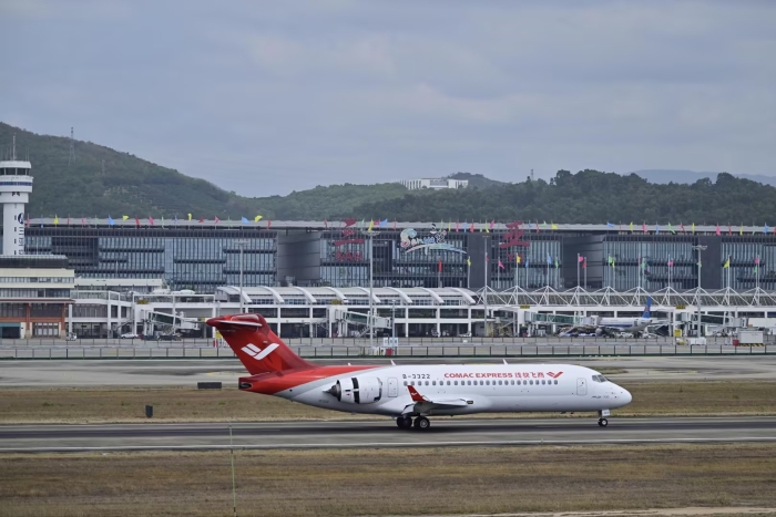 剛剛國產大飛機c919及支線客機ARJ21飛抵三亞，稍后，將從三亞啟程飛往新加坡，參加新加坡航展 攝影曹楠 (9)